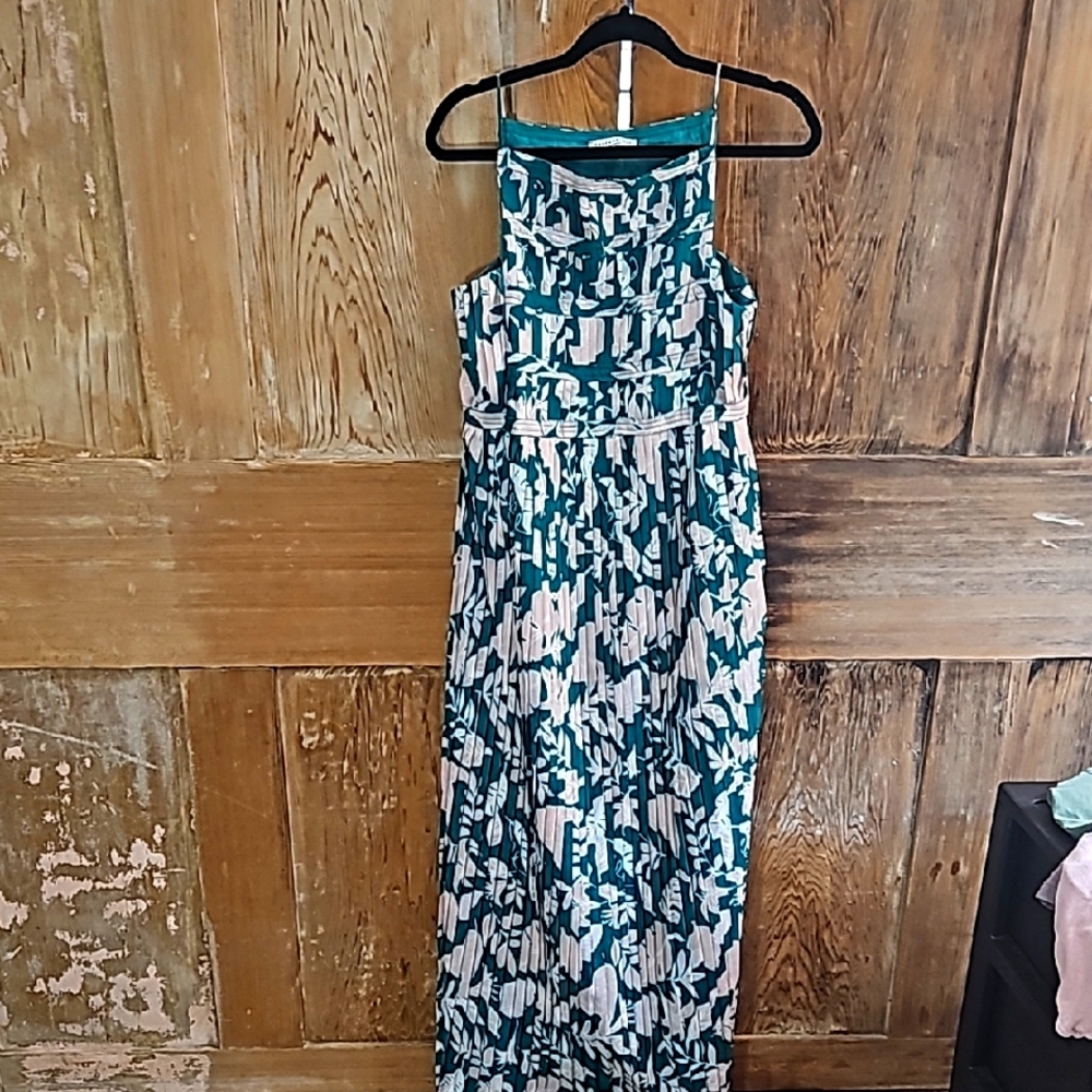 Elegant Green and White Patterned Dress